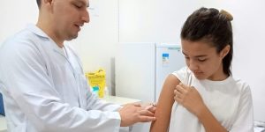 Menina de Guaramirim é a primeira pessoa da região vacinada contra a dengue