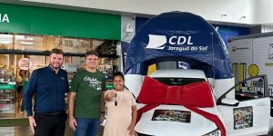 Campanha Natal Mágico CDL premia moradora de Jaraguá do Sul com carro zero