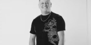 Cantor sertanejo de 38 anos morre durante show em SC