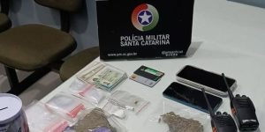 Bebê é achado sozinho em apartamento com drogas em Guaramirim