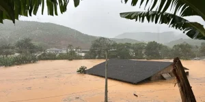 Chuva torrencial causa alagamentos em Luiz Alves, faz ruas virarem rios e cancela aulas