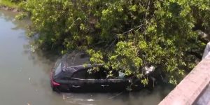 Carro com três ocupantes sai da pista e cai em córrego na SC-401