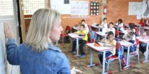 Vereador sugere piso salarial de R$ 6 mil para professores municipais