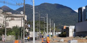 Obras no novo traçado da rua 13 de Maio, em Jaraguá do Sul, avançam com realocação de postes