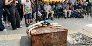 Arca do Centenário é retirada do local onde ficou enterrada por 50 anos