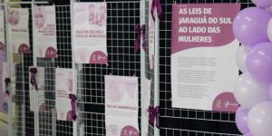 Câmara de Jaraguá promove exposição sobre leis que protegem as mulheres
