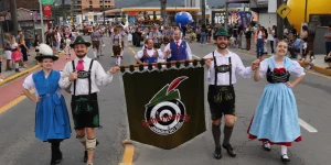 Schtuzenfest: Desfile reuniu bom público no domingo de manhã