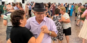 Colônia de Férias: baile abre programação e reúne 300 idosos em Jaraguá do Sul