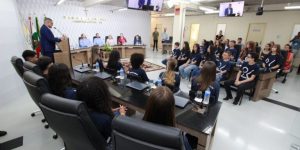 Novos vereadores mirins são diplomados na Câmara