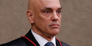 Alexandre de Moraes dá 24h para defesa de Bolsonaro explicar vídeo de Eduardo