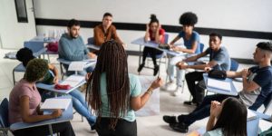 Vereadores de Jaraguá do Sul aprovam projeto pioneiro no país de educação gratuita para jovens e adultos