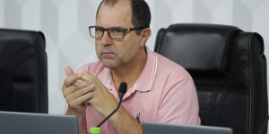 Presidente alega economia de horas extras para mudar horário das sessões