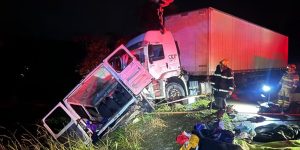 Acidente entre carreta e micro-ônibus deixa nove mortos e diversos feridos em MG
