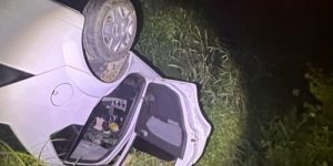 Idosos ficam feridos em saída de pista com capotamento em Schroeder