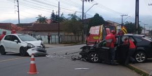 Colisão entre carros deixa três feridos em Jaraguá do Sul