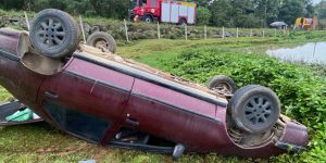 Carro sai da pista e capota em Guaramirim
