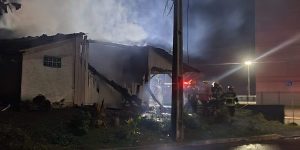 Incêndio destrói casa e atinge residência vizinha em Guaramirim