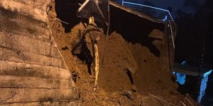 Guaramirim: Casa é interditada após deslizamento de terra