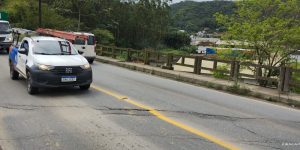 Motoristas alertam afundamento de cabeceira no viaduto do Mannes