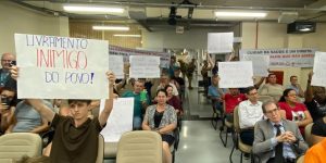 Sindicalistas protestam contra vereador na tribuna da Câmara
