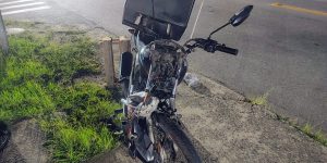 Condutor corta a frente de motocicleta, causa acidente e foge em Jaraguá do Sul