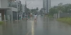 Jaraguá vive tarde de caos no trânsito com várias ruas alagadas
