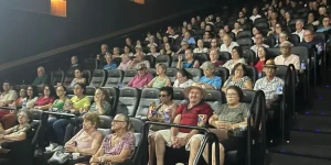 Colônia de Férias proporciona experiência no cinema para idosos em Jaraguá do Sul