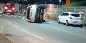 Carro tomba após colisão com veículo estacionado no bairro Tifa Martins, em Jaraguá do Sul