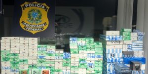 PRF apreende quase 900 eletrônicos de luxo após perseguição na BR-101 em Barra Velha