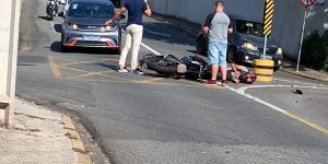 Motociclista fica ferido após colisão com carro no bairro Nova Brasília, em Jaraguá do Sul