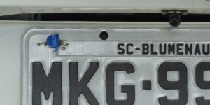 Comissão aprova proposta de recolocação de município e estado nas placas dos carros