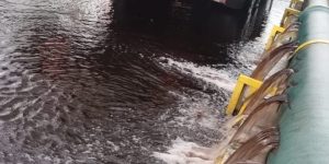 Caminhão rompe adutora e Samae faz conserto emergencial na Ponte Abdon Batista, em Jaraguá do Sul