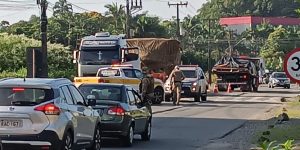 Motociclista morre ao ser esmagada por caminhão na SC-108 em Joinville