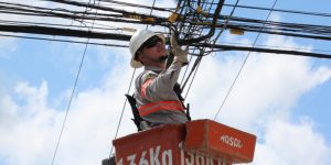 Mutirões de limpeza de postes retiraram 8,5 toneladas de cabos em Jaraguá do Sul