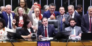 Deputados aprovam escala 5×2. Maioria dos parlamentares que votou contra é de Santa Catarina