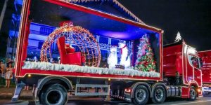 Caravana Natal Coca-cola percorre ruas de Jaraguá no domingo à noite