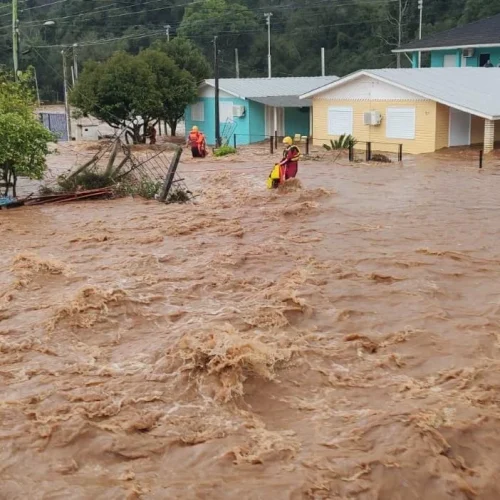 Sobe para 24 o número de mortos no RS por causa das chuvas; 14,5 mil pessoas estão fora de casa