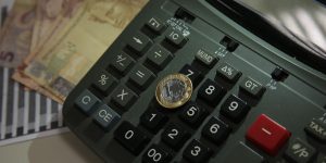 Sob efeito do juro alto, economia recua 0,3% em outubro