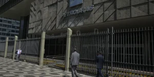 Petroleiros aprovam greve nacional a partir de segunda-feira