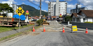 Manutenção em trilhos causa congestionamento e gera reclamações de motoristas em Jaraguá do Sul