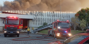 Incêndio em indústria têxtil mobiliza bombeiros por mais de 15 horas em Itajaí