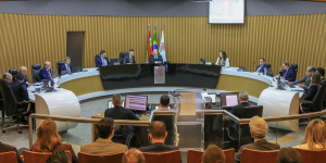 TCE/SC emite parecer prévio pela aprovação das Contas/2025 do Governo do Estado, mas faz ressalva sobre despesas sem prévio empenho e recomendações para melhoria da governança