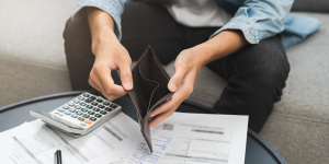 Inadimplência atinge 73,7 milhões de brasileiros e dívida média supera R$ 5,1 mil