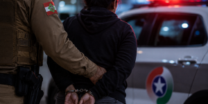 Mulher condenada por tráfico de drogas é presa ao desembarcar em Jaraguá do Sul