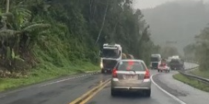 Caminhões enfrentam dificuldades na Serra de Corupá e SC-418 tem trânsito restrito após deslizamento