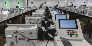 TRE-SC inicia distribuição de 18,8 mil urnas eletrônicas para as Eleições 2026