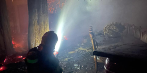 Incêndio atinge residência em condomínio e mobiliza bombeiros no Planalto Norte