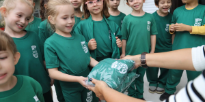 Jaraguá do Sul orienta famílias sobre devolução e descarte correto de uniformes escolares.
