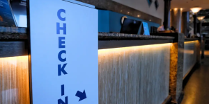 Hospedagens têm até esta segunda para adotar check-in digital