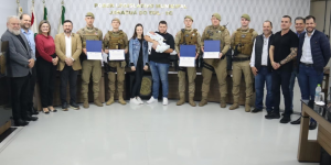 Câmara de Jaraguá do Sul homenageia policiais militares por salvamentos de crianças